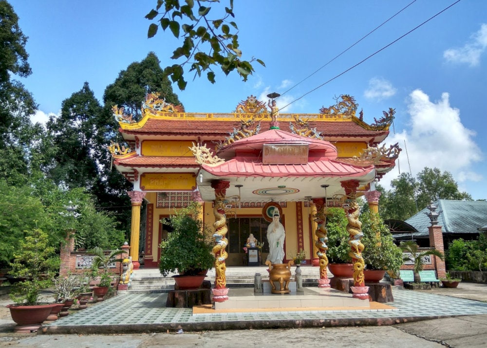 Người địa phương và du khách đến đây để cầu nguyện